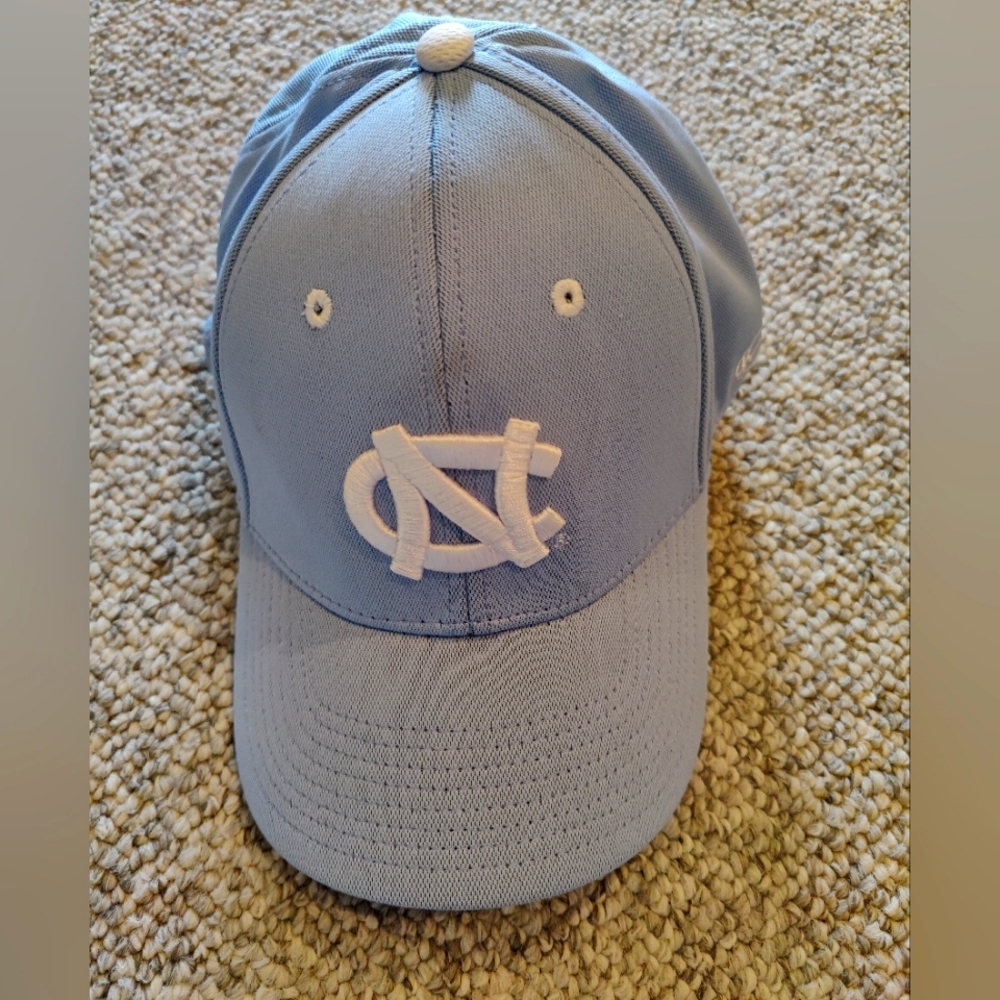 Brand new with tags UNC official licensed hat. Size L/XL
